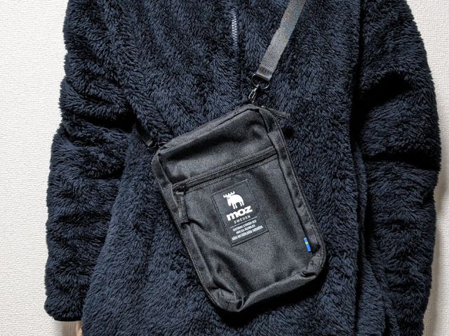 男女兼用なデザインのショルダーバッグ