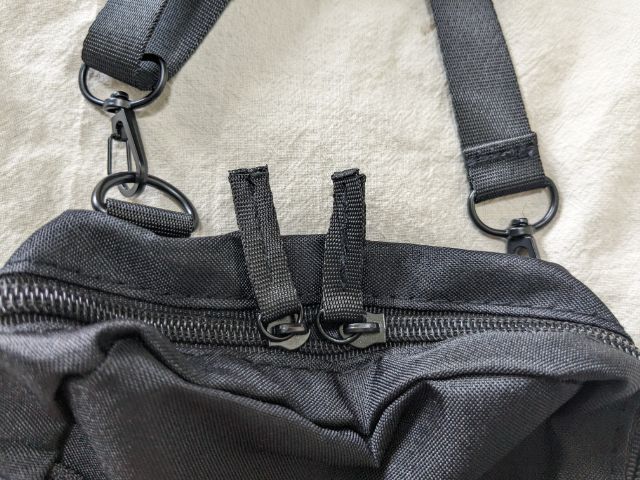 ショルダーバッグのダブルジッパー