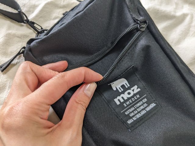 ファスナーつきフロントポケット