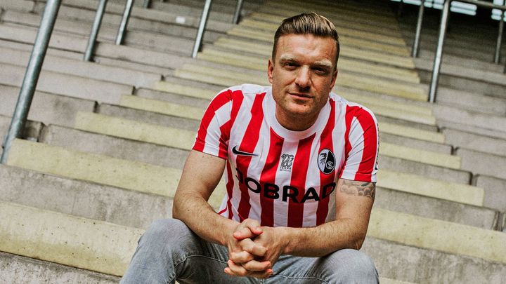 堂安律のフライブルクが「120周年記念ユニフォーム」を発表！背中には“懐かしの背番号”が復活