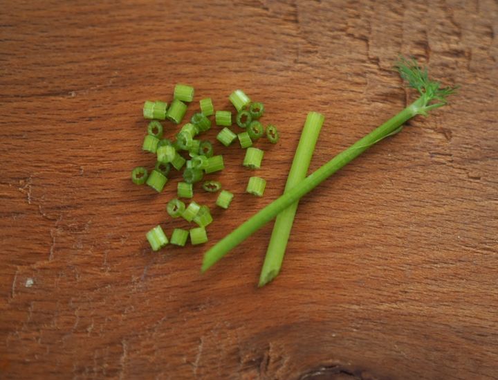 ディルの茎も小口切りに