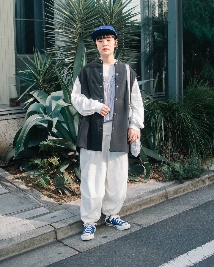 ハイセンスな春の“モノトーン”コーデ5選。上級者の差し色使いを参考にしよう【TOKYO SNAP】