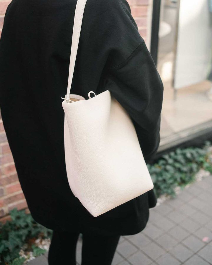 ハイセンスな春の“モノトーン”コーデ5選。上級者の差し色使いを参考にしよう【TOKYO SNAP】