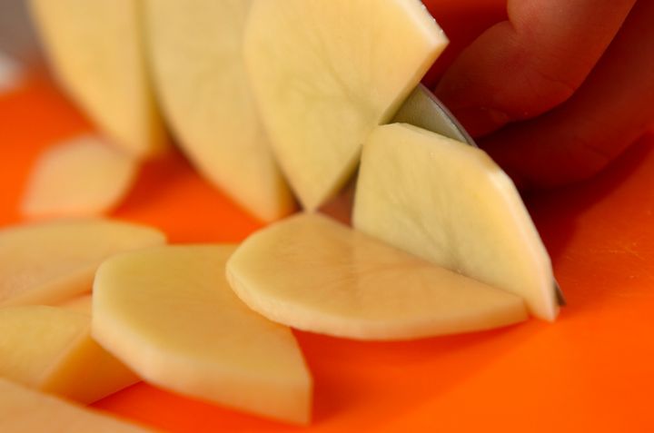 ジャガイモと菜の花の炒め物の下準備1