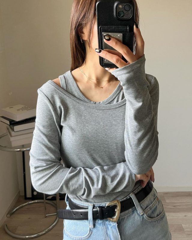 GU「タンクトップレイヤードグレーの女性」