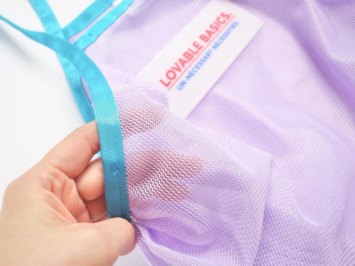 画像: 実用性も高そうな丈夫な素材感。ビーチやフェスはもちろん、サブバッグとしても大活躍の予感！