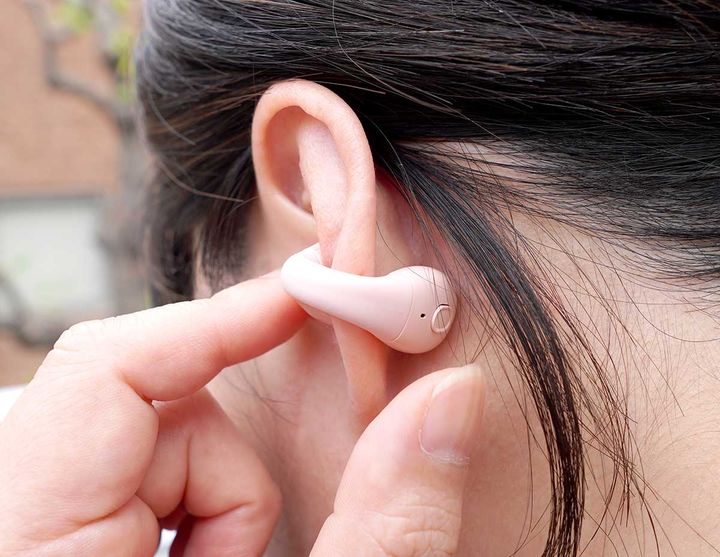 3COINS「オープンイヤーイヤカフイヤホン」の装着手順1