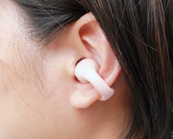 3COINS「オープンイヤーイヤカフイヤホン」の装着手順2