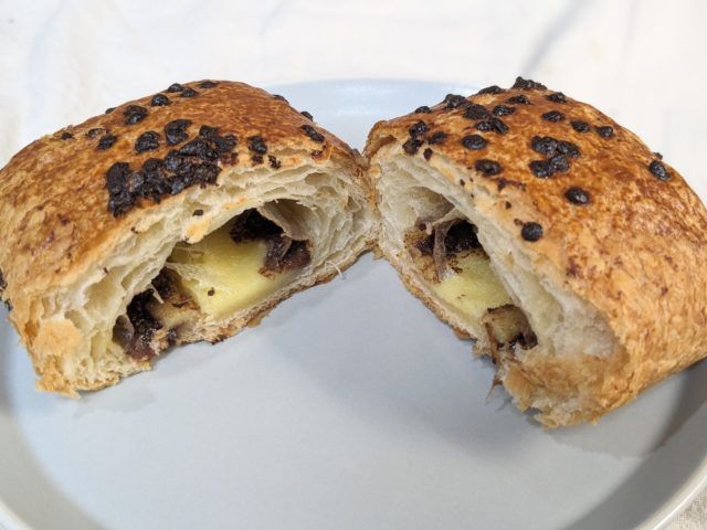 トリプルチョコデニッシュ半分に