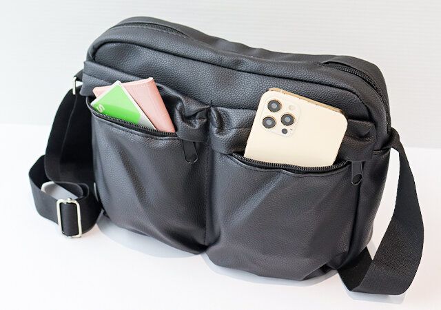 THE SMART SHOULDER BAGのフロントポケット