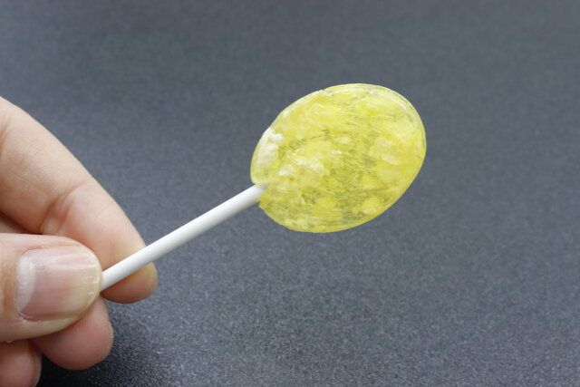 ダイソーの果肉入りロリポップキャンディは果肉をたのしめる