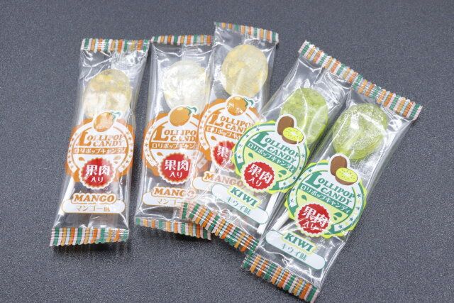 ダイソーの果肉入りロリポップキャンディのマンゴー＆キウイ