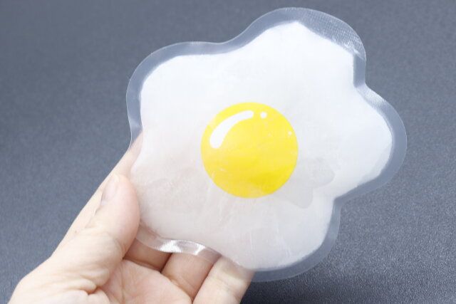 セリアのダイカットクールジェル目玉焼きは凍らせると見た目が変化する