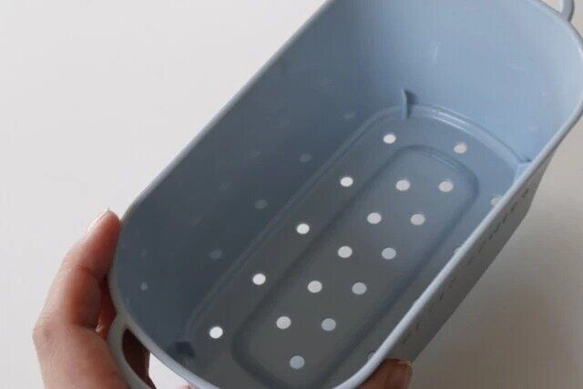 ダイソーのバスケットプランター ブルーグレーの排水穴