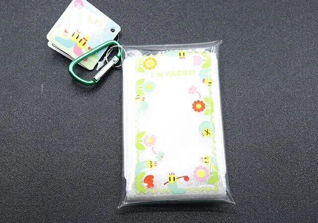 セリアのニャッキ！カラビナ付きクリアケースのパッケージ