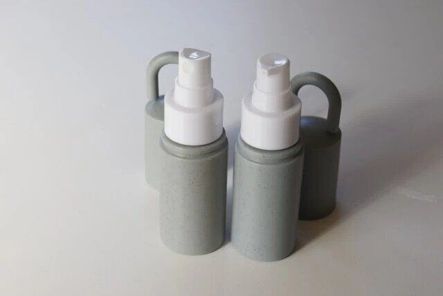 ダイソーのホルダー付詰め替え容器（スプレー、45mL）とホルダー付詰め替え容器（ジェル用、45mL）