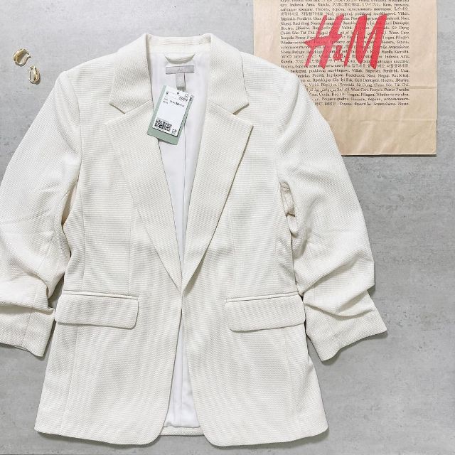 H&Mの白のギャザースリーブブレザー