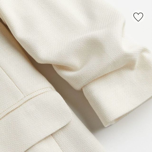 H&Mの白のギャザースリーブブレザーの素材感