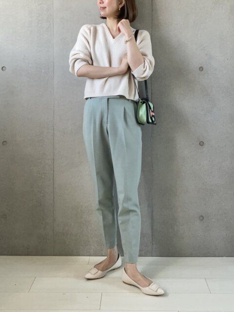 ユニクロVネックショートセーターのカラーパンツの爽やかコーデ