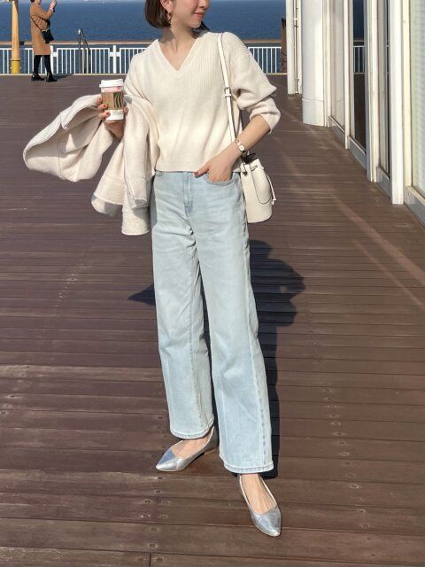 ユニクロVネックショートセーターの淡色デニムのシンプルコーデ