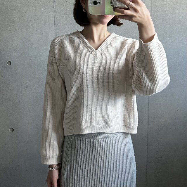 ユニクロVネックショートセーターの抜き襟での着こなし