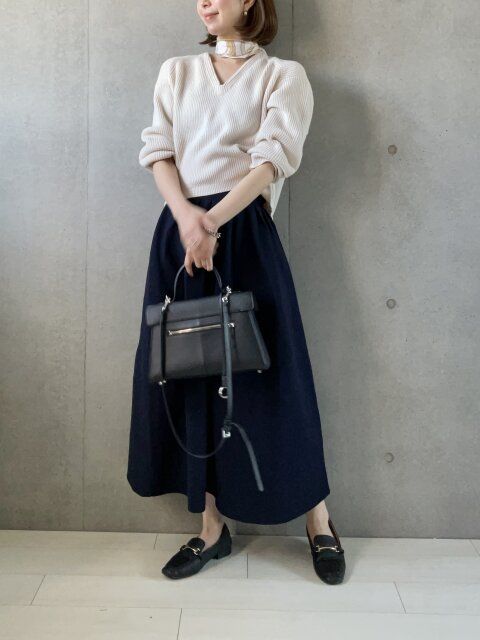 ユニクロVネックショートセーターのボリュームスカートのクラシカルコーデ