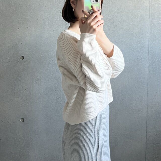ユニクロVネックショートセーターのサイドのシルエット