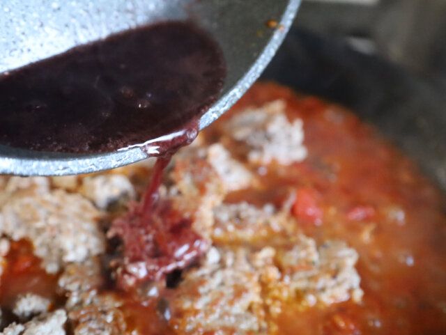 基本のミートソース レシピ 赤ワインを加える