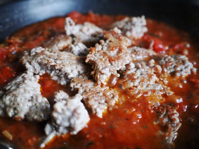 基本のミートソース レシピ ひき肉をトマトソースに混ぜる