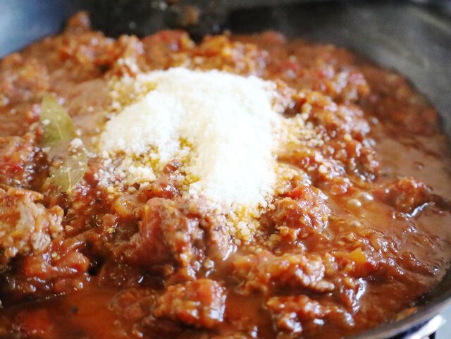 基本のミートソース レシピ 粉チーズを加える