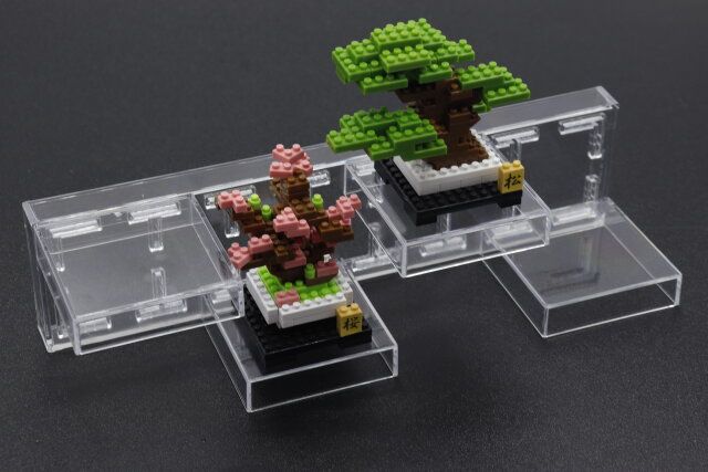 セリアのディスプレイスタンド2WAYは大きさの違うフィギュアを一緒に飾りやすい