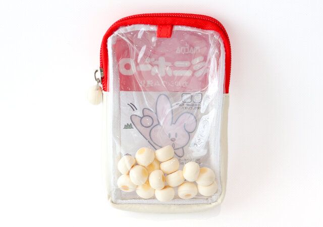 ミニボーロのクリアポーチにはボーロが入ったデザイン