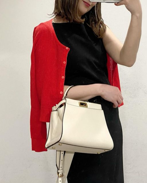 UNIQLO：Cのレースラウンドネックショートカーディガンを着用している