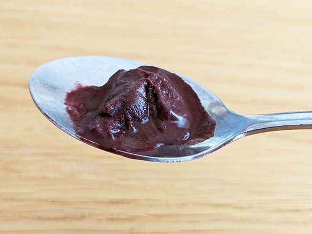 「フルッタフルッタ アサイーピューレ ガラナシロップ入り」をスプーンですくった様子