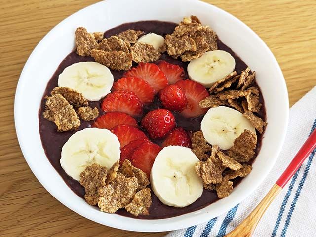 「フルッタフルッタ アサイーピューレ ガラナシロップ入り」を使ったアサイーボウル。トッピングはバナナ、いちご、ブランフレーク。