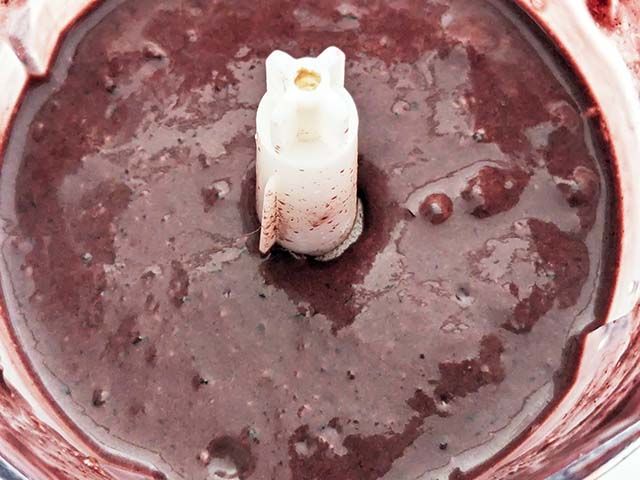 「フルッタフルッタ アサイーピューレ ガラナシロップ入り」を使ったアサイーボウルの材料をフードプロセッサーで攪拌した様子