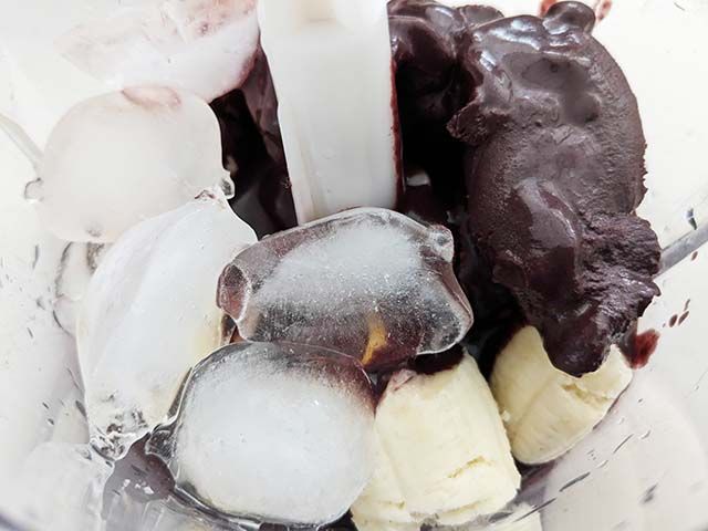 「フルッタフルッタ アサイーピューレ ガラナシロップ入り」を使ったアサイーボウルの材料をフードプロセッサーに入れた様子