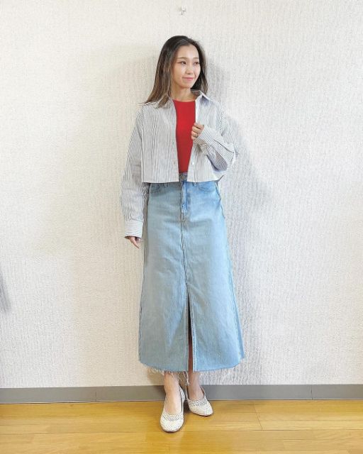 GUのオックスフォードショートシャツとデニムスカートのコーデ