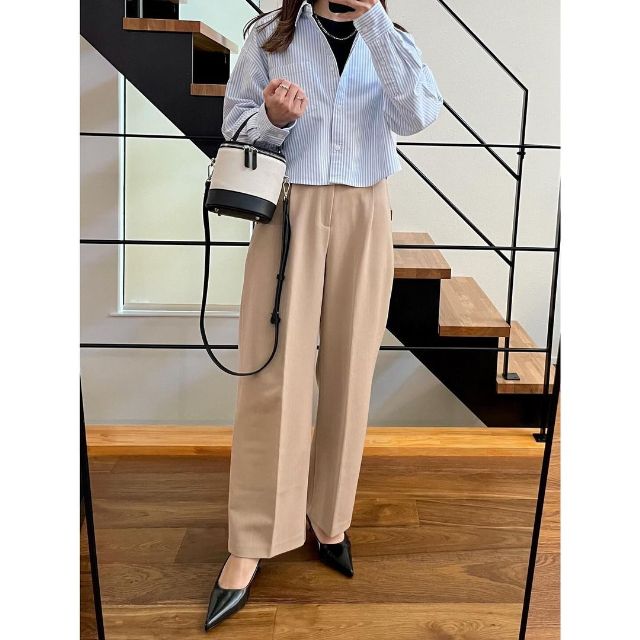 GUのオックスフォードショートシャツとベージュパンツのコーデ