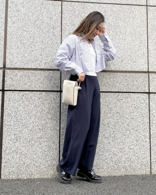 GUのオックスフォードショートシャツとネイビーパンツのコーデ