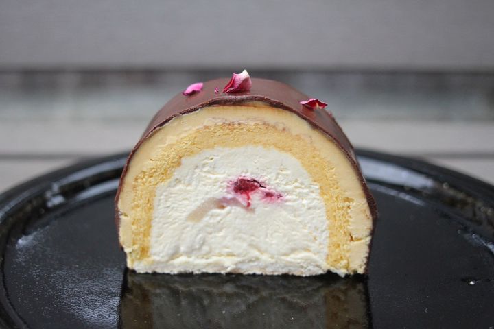 白ワイン、シャンパンを使ったバタームースやフランボワーズ入りのロールケーキ「トランシュシャンプノリーズ」850円