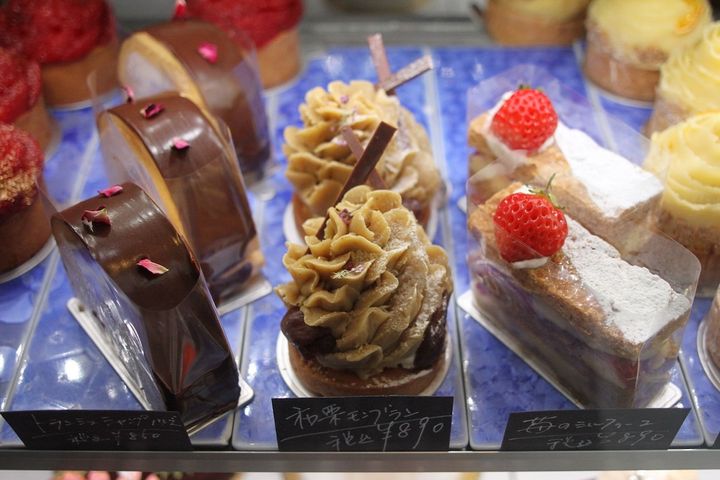 花びらのような絞りが美しい「和栗モンブラン」890円（中央）