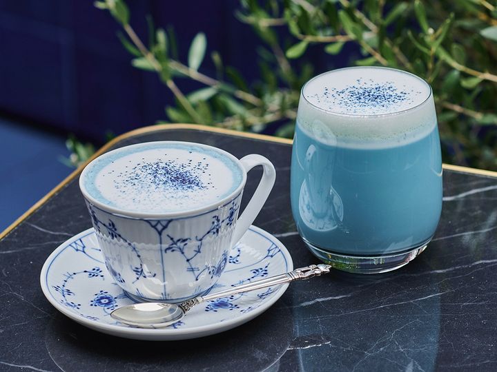 （左から）「ブルーチョコミントラテ Hot」、「ブルーチョコミントラテ Ice」各700