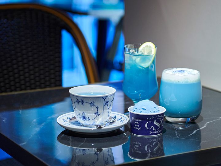 （左から時計回りに）「ブルージンジャーレモネード Hot」700円、「ブルージンジャーレモネード Ice」700円、「ブルーチョコミントラテ Ice」700円、「ジェラート ブルーミントミルク Single」600円