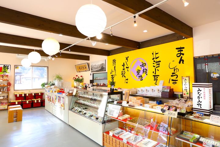 ショーケースには和菓子が並んでいる