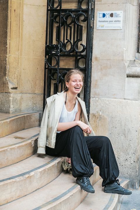 汗ばむ春の陽気にぴったりなのはシンプルなトップス【パリジェンヌの一週間コーデ】