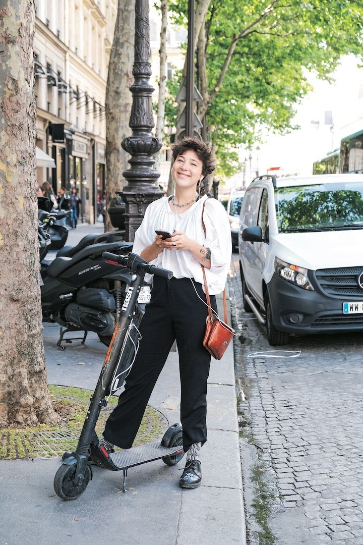 汗ばむ春の陽気にぴったりなのはシンプルなトップス【パリジェンヌの一週間コーデ】