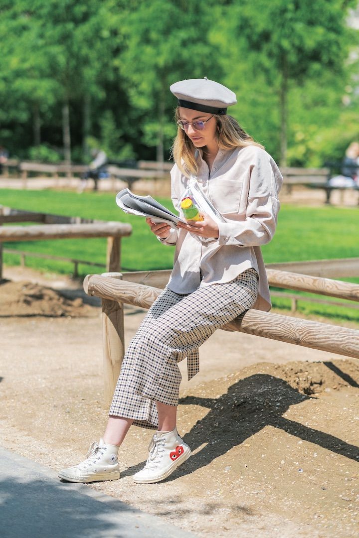 汗ばむ春の陽気にぴったりなのはシンプルなトップス【パリジェンヌの一週間コーデ】
