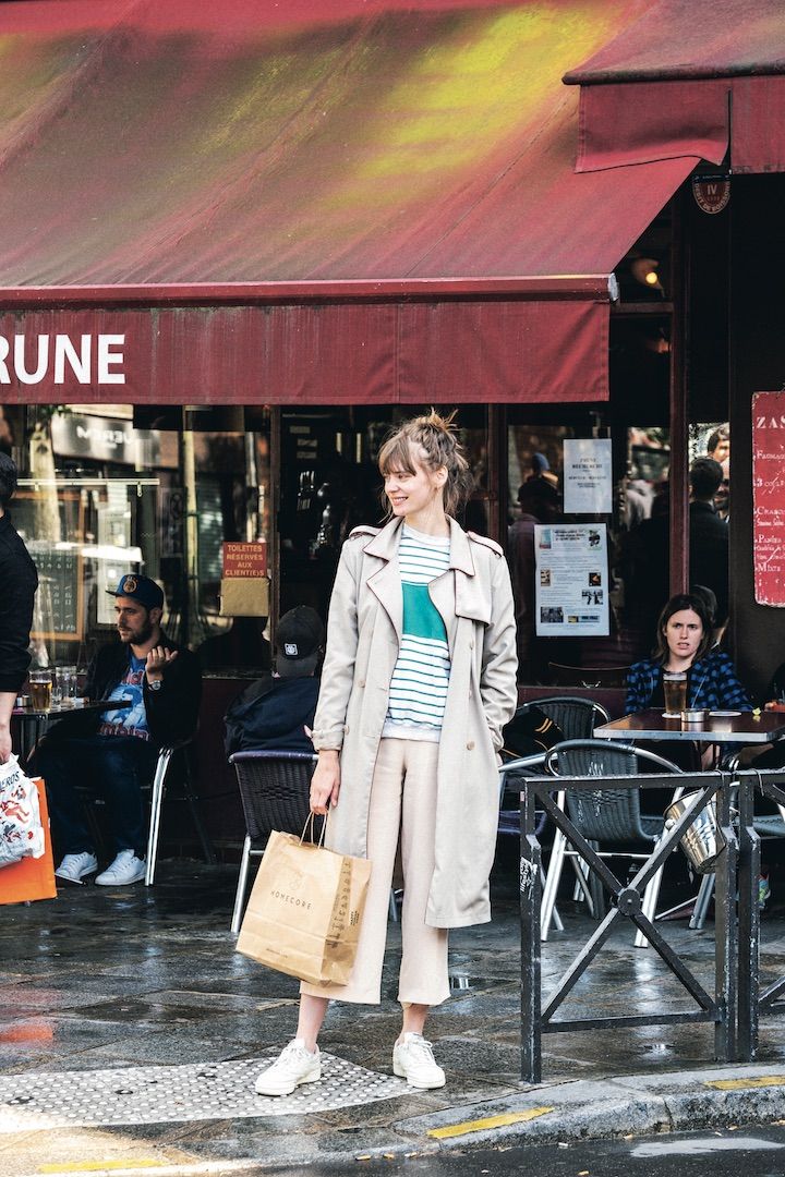 汗ばむ春の陽気にぴったりなのはシンプルなトップス【パリジェンヌの一週間コーデ】
