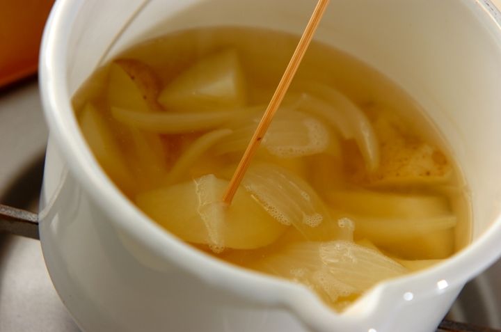 新ジャガと新玉ネギのみそ汁の作り方1